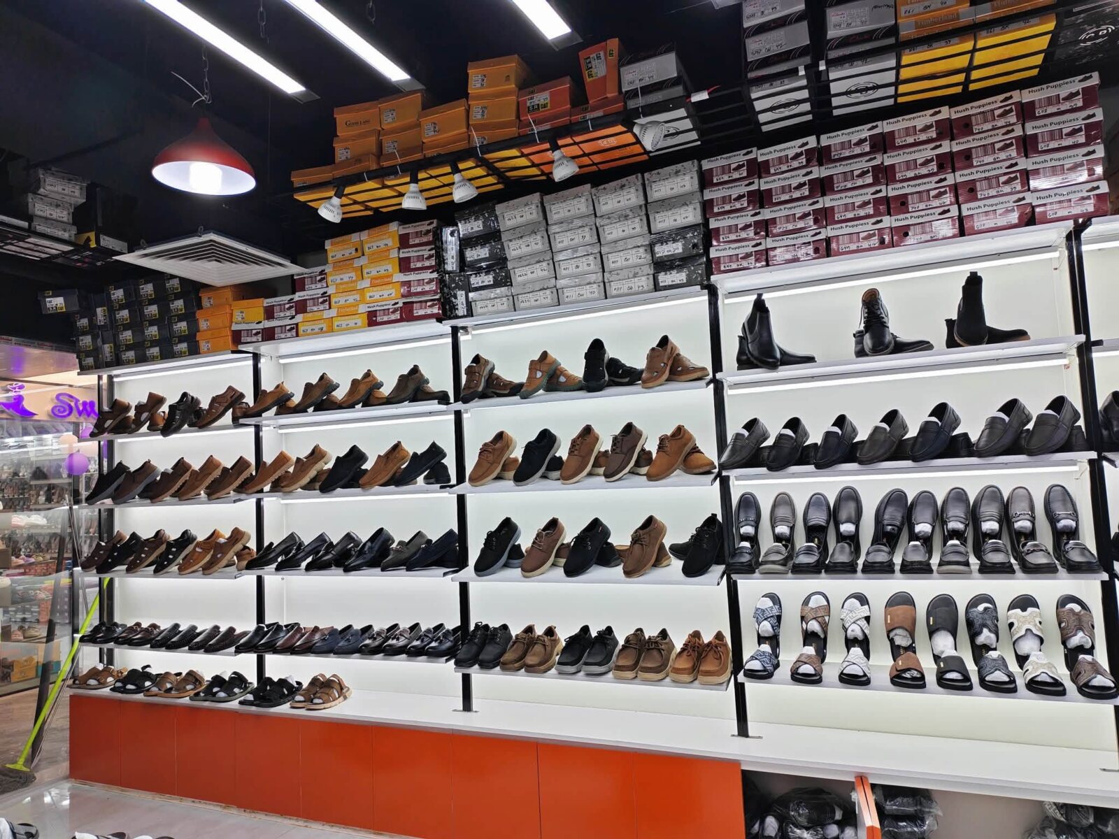 Leather Zone দোকানে বিভিন্ন ধরনের জুতা ও স্যান্ডেল